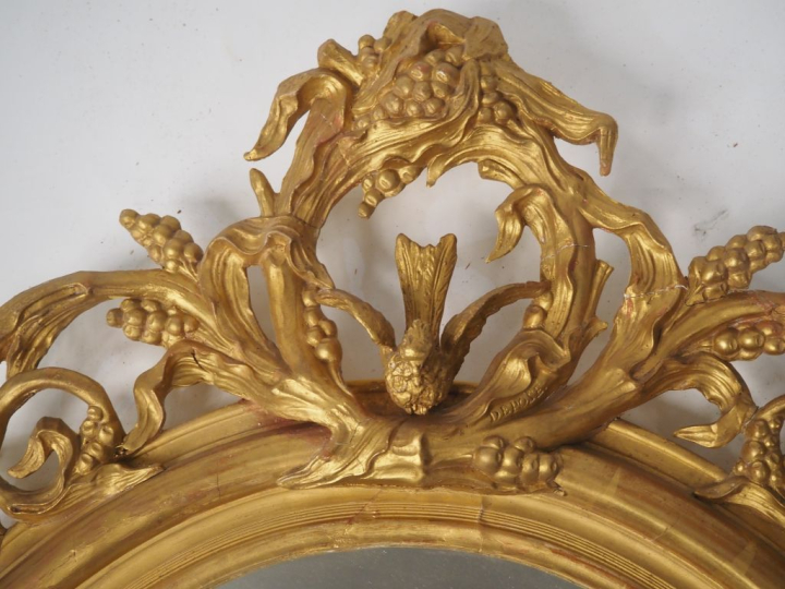 Glace médaillon Napoléon III en bois et stuc doré, fronton ajouré à dé
