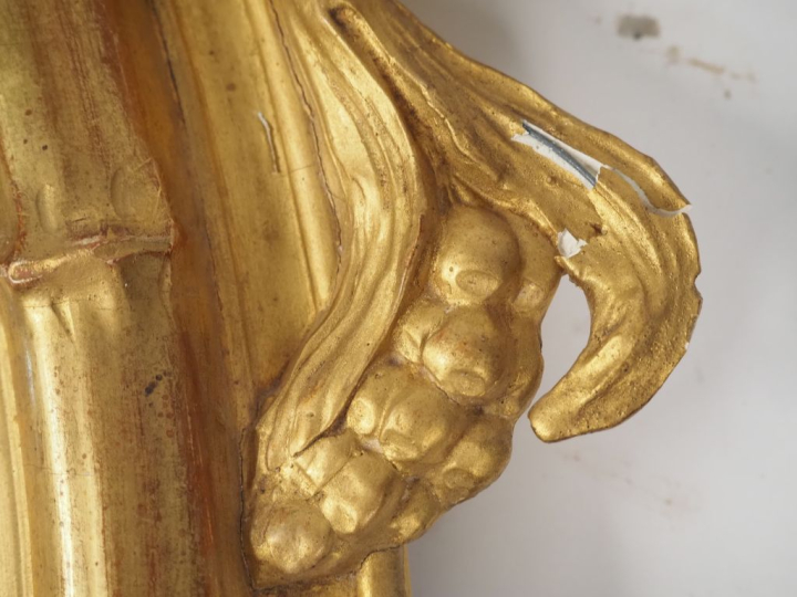 Glace médaillon Napoléon III en bois et stuc doré, fronton ajouré à dé