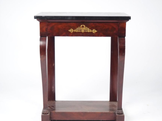 Vente aux enchères Petite console de style Empire ouvrant à un tiroir, dessus marbre, pie