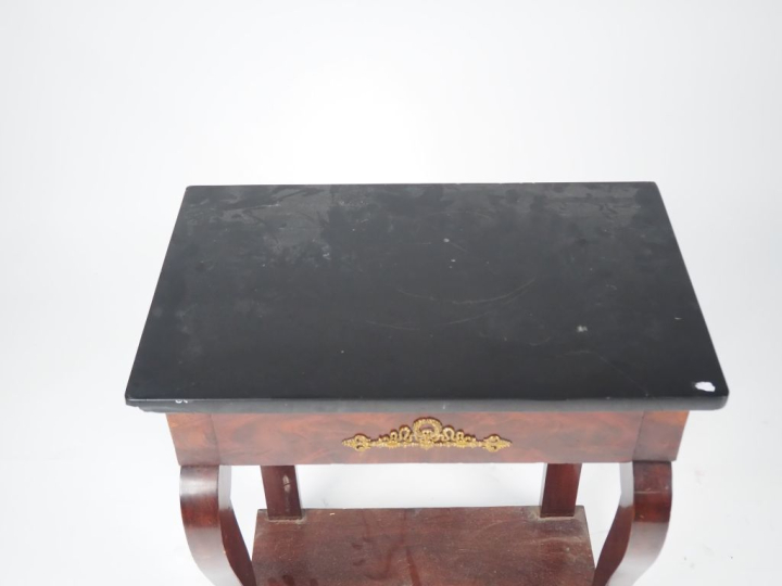 Petite console de style Empire ouvrant à un tiroir, dessus marbre, pie