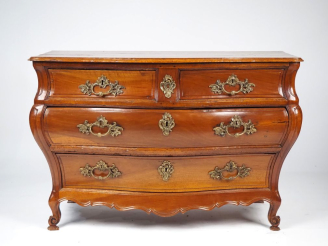 Vente aux enchères Commode Tombeau XVIIIème en bois mouluré et sculpté, dessus bois, faça
