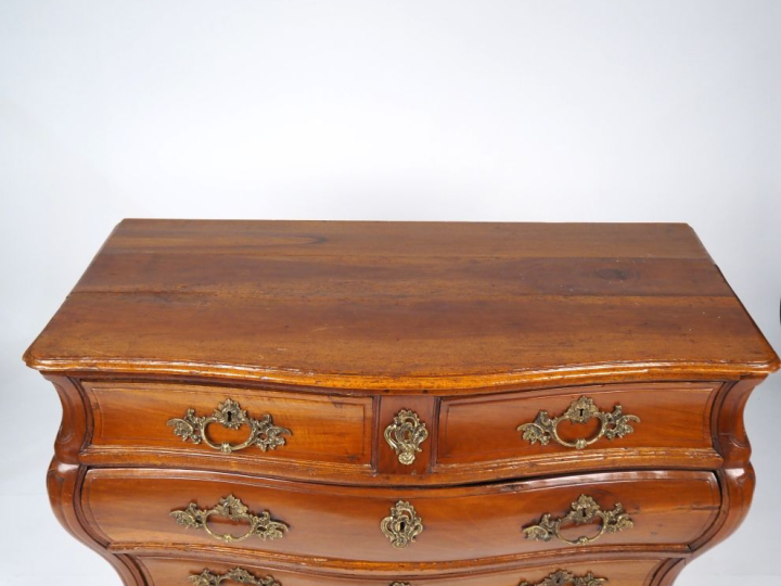 Commode Tombeau XVIIIème en bois mouluré et sculpté, dessus bois, faça