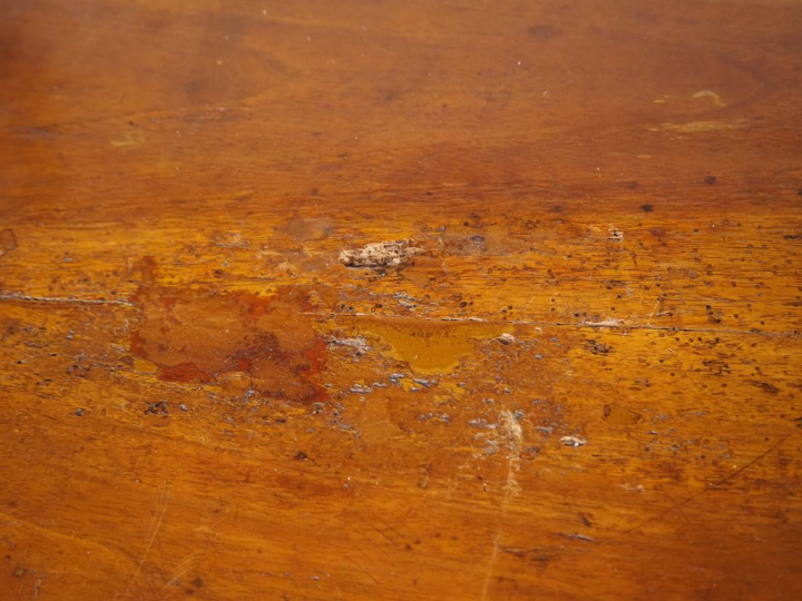 Commode Tombeau XVIIIème en bois mouluré et sculpté, dessus bois, faça