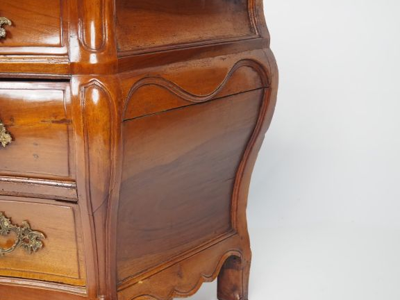 Commode Tombeau XVIIIème en bois mouluré et sculpté, dessus bois, faça