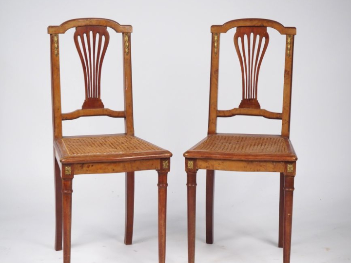 Paire de chaises 1900 en loupe, ornementation de bronze à décor de gre