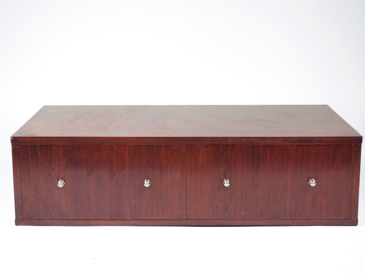 Table basse en placage de palissandre, ouvrant à deux tiroirs, prises 
