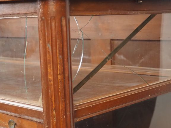 Vitrine plate de style Louis XVI en bois naturel, plateau vitré se sou
