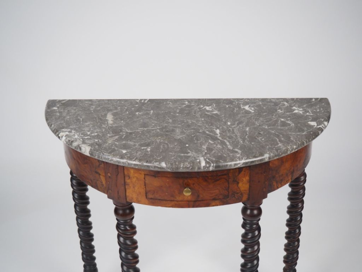 Meuble d'appui de style Louis XIII en bois tourné, dessus marbre gris,