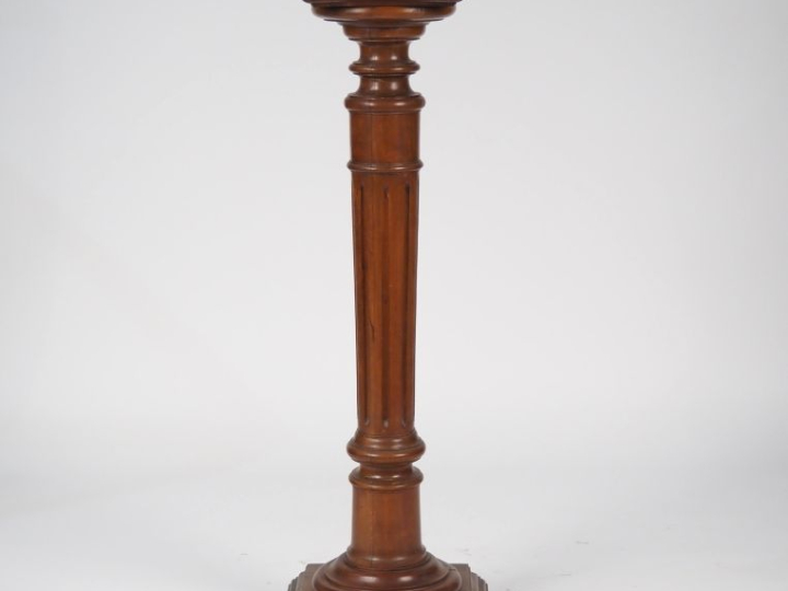 Sellette de style Henri II en bois mouluré. H. 121 cm