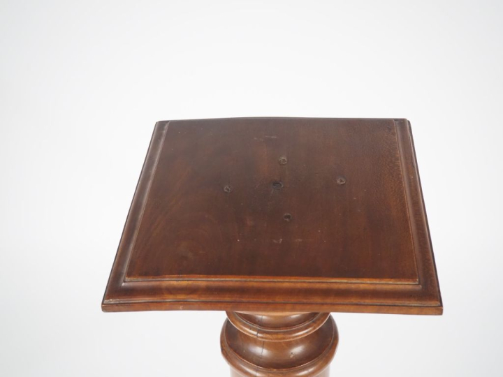 Sellette de style Henri II en bois mouluré. H. 121 cm