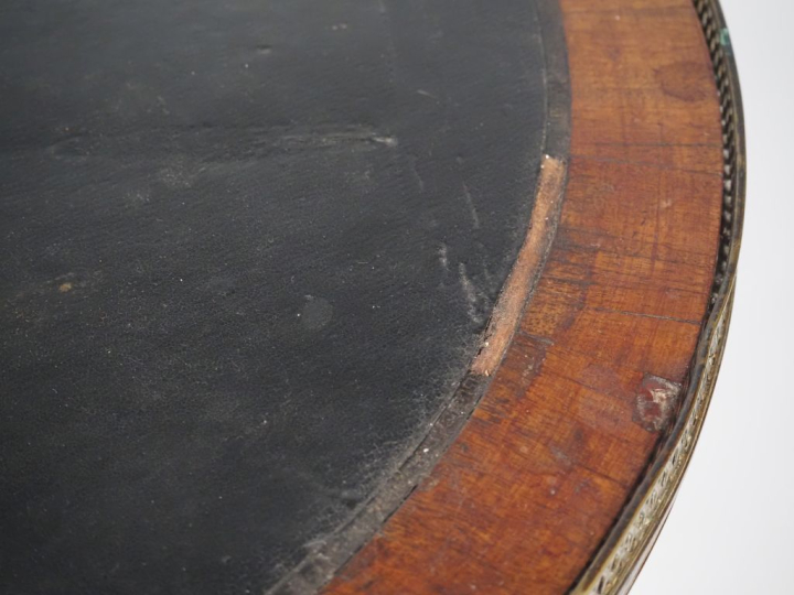 Table bouillotte Napoléon III de style Louis XVI en bois mouluré, plat