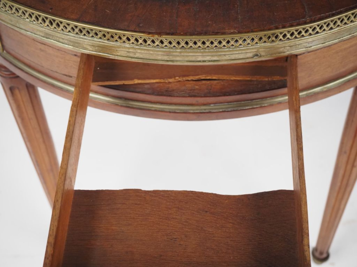 Table bouillotte Napoléon III de style Louis XVI en bois mouluré, plat