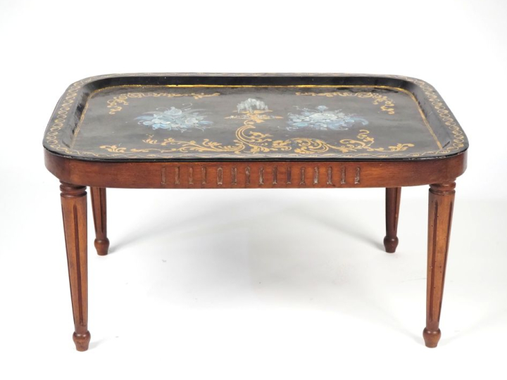 Petite table d'appoint de style Louis XVI, en bois mouluré, pieds fuse