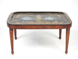 Vente aux enchères Petite table d'appoint de style Louis XVI, en bois mouluré, pieds fuse