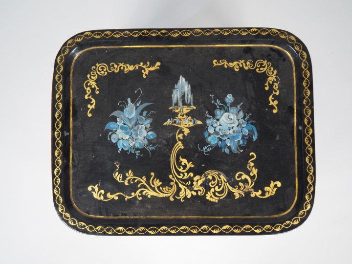 Petite table d'appoint de style Louis XVI, en bois mouluré, pieds fuse