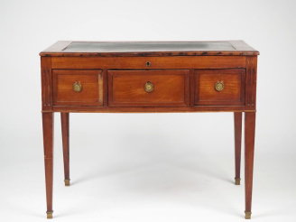 Vente aux enchères Petit bureau Napoléon III de style Louis XVI en noyer mouluré, plateau