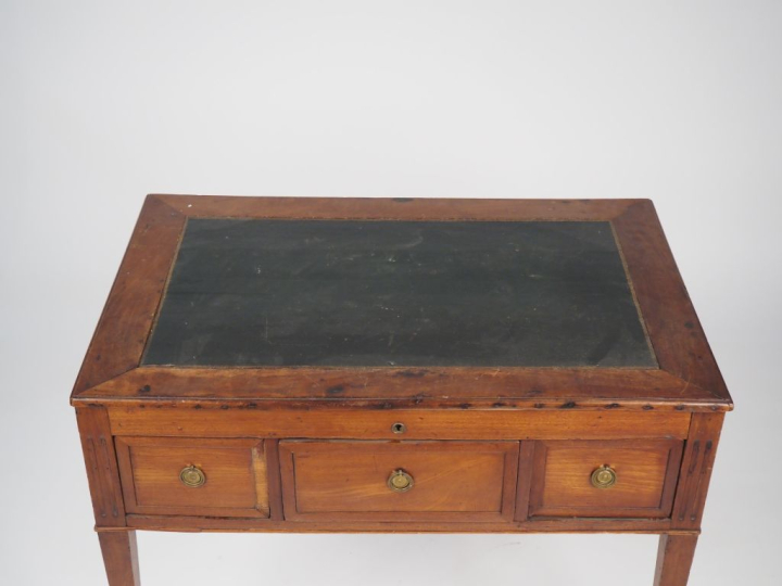 Petit bureau Napoléon III de style Louis XVI en noyer mouluré, plateau