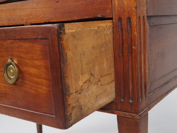 Petit bureau Napoléon III de style Louis XVI en noyer mouluré, plateau