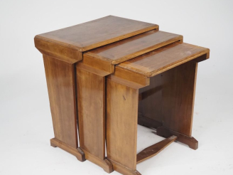 Vente aux enchères 3 tables gigognes de style Art Déco.  Dim. 60 x 54 x 38 cm