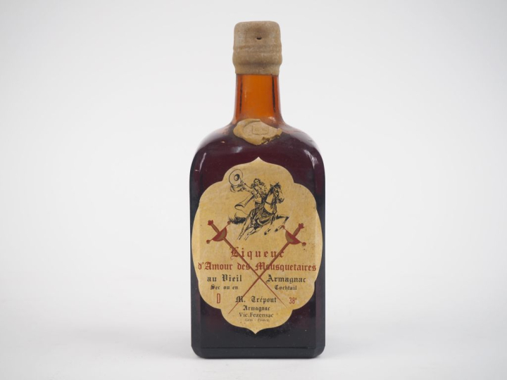 1 BOUTEILLE VIEILLE ARMAGNAC LIQUEUR D'AMOUR DES MOUSQUETAIRES M. TRÉP