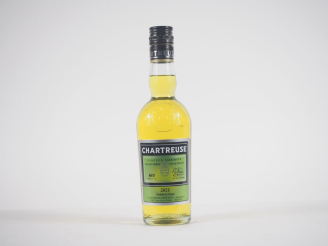 Vente aux enchères 1 BOUTEILLE (35 CL) CHARTREUSE JAUNE EPISCOPALE "FOUS DE CHARTREUSE" -