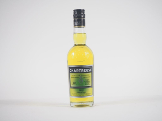 Vente aux enchères 1 BOUTEILLE (35 CL) CHARTREUSE JAUNE EPISCOPALE "FOUS DE CHARTREUSE" -