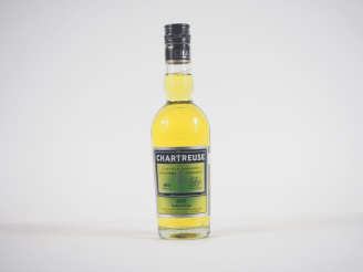 Vente aux enchères 1 BOUTEILLE (35 CL) CHARTREUSE JAUNE EPISCOPALE "FOUS DE CHARTREUSE" -