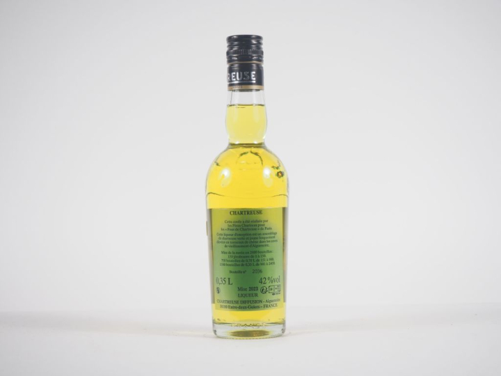 1 BOUTEILLE (35 CL) CHARTREUSE JAUNE EPISCOPALE "FOUS DE CHARTREUSE" -