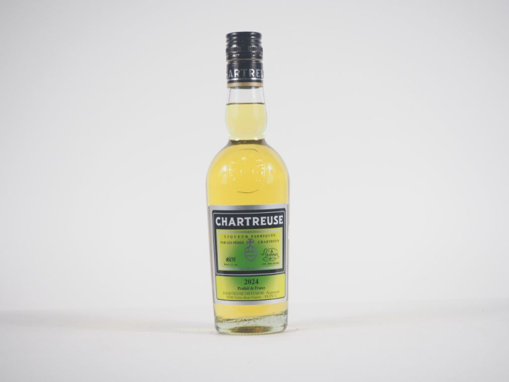 1 BOUTEILLE (35 CL) CHARTREUSE JAUNE EPISCOPALE "FOUS DE CHARTREUSE" -