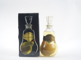Vente aux enchères 1 BOUTEILLE EAU DE VIE POIRE WILLIAMS MASSENEZ - COFFRET ABIMÉ