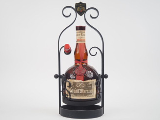 Vente aux enchères 1 MAGNUM GRAND MARNIER DANS SON PRÉSENTOIR EN MÉTAL BASCULANT