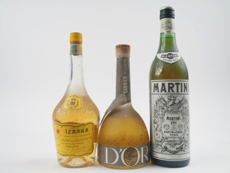 Vente aux enchères 3 BOUTEILLES : 1 LIQUEUR IZARRA / 1 MARTINI EXTRA DRY / 1 LIQUEUR D'OR