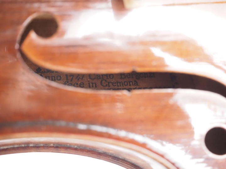 Violon fait dans les ateliers JTL portant l'étiquette Carlo Bergonzi v