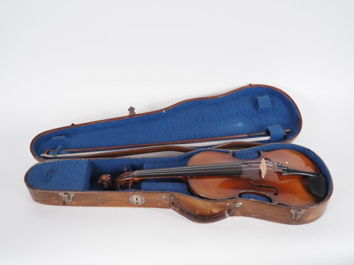 Violon fait dans les ateliers JTL portant l'étiquette Carlo Bergonzi v