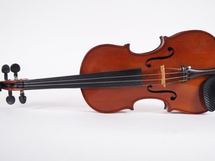 Violon d'étude fait à Mirecourt portant l'étiquette modèle d'après Ant