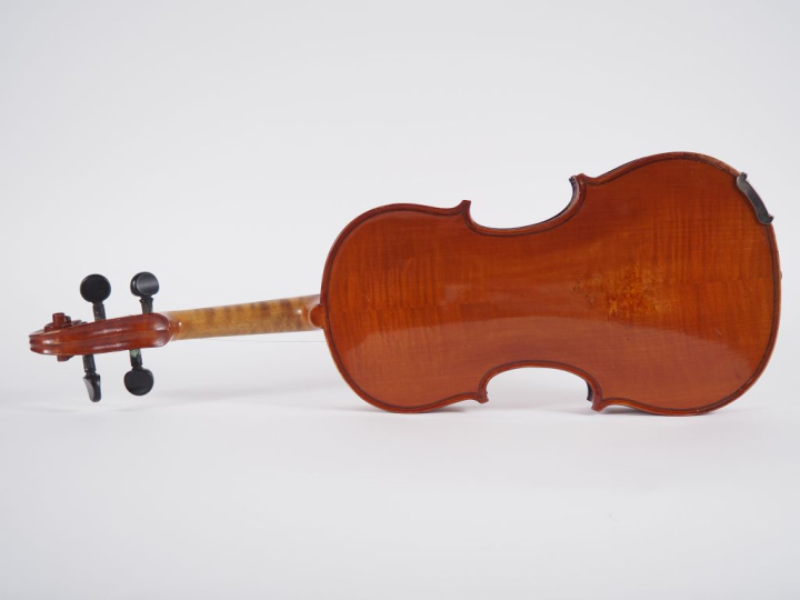 Violon d'étude fait à Mirecourt portant l'étiquette modèle d'après Ant