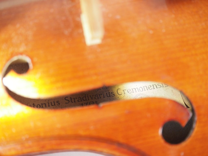 Violon d'étude fait à Mirecourt portant l'étiquette modèle d'après Ant