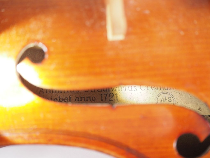 Violon d'étude fait à Mirecourt portant l'étiquette modèle d'après Ant