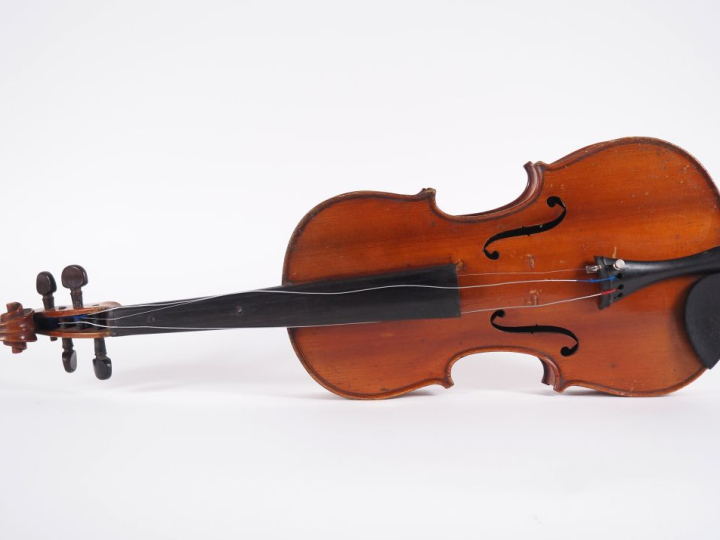 Violon d'étude fait à Mirecourt portant l'étiquette modèle d'après  An