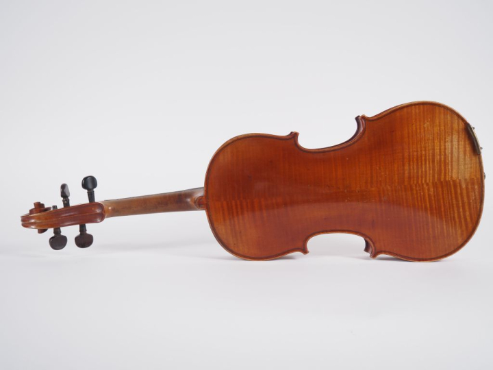 Violon d'étude fait à Mirecourt portant l'étiquette modèle d'après  An