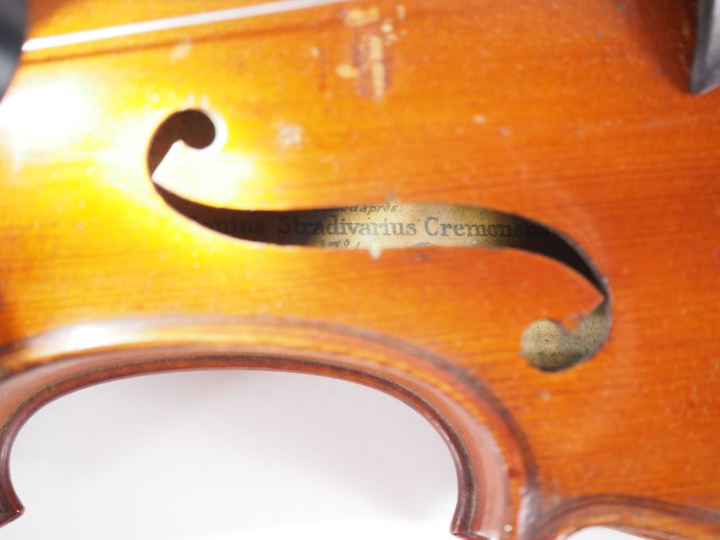 Violon d'étude fait à Mirecourt portant l'étiquette modèle d'après  An