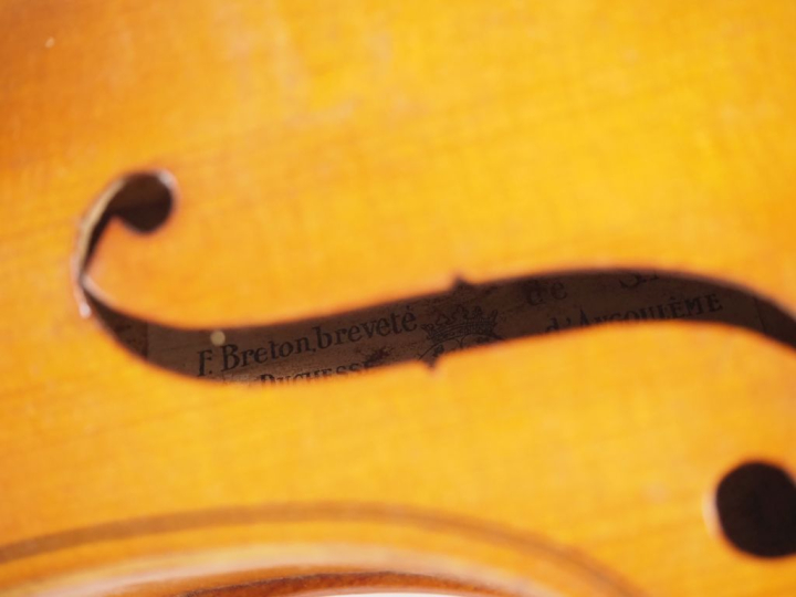 Violon d'étude fait à Mirecourt portant l'étiquette F. Breton lutherie