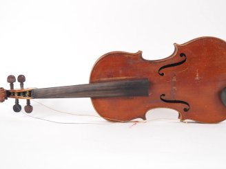 Vente aux enchères Violon fait en Allemagne portant l'etiquette "Bergonzy". Dim. 359 mm  