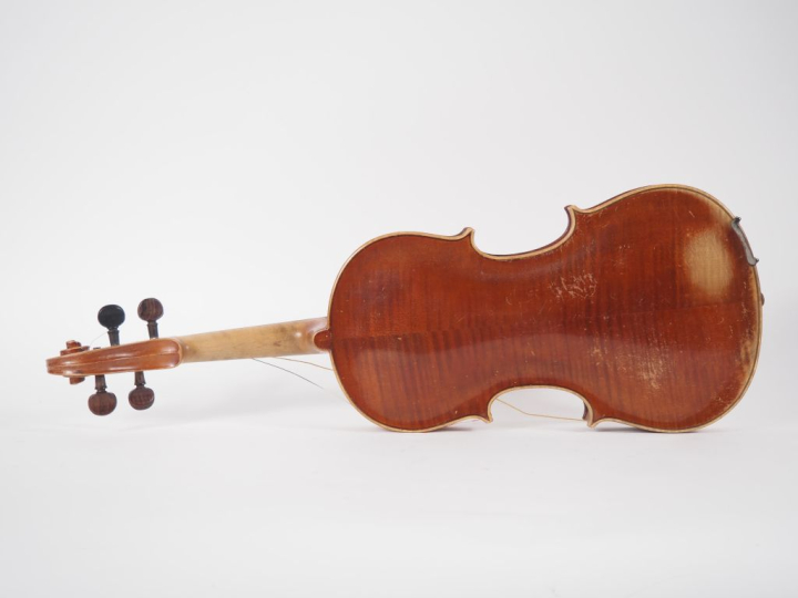 Violon fait en Allemagne portant l'etiquette "Bergonzy". Dim. 359 mm  