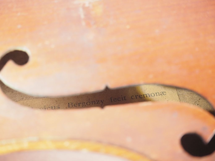 Violon fait en Allemagne portant l'etiquette "Bergonzy". Dim. 359 mm  