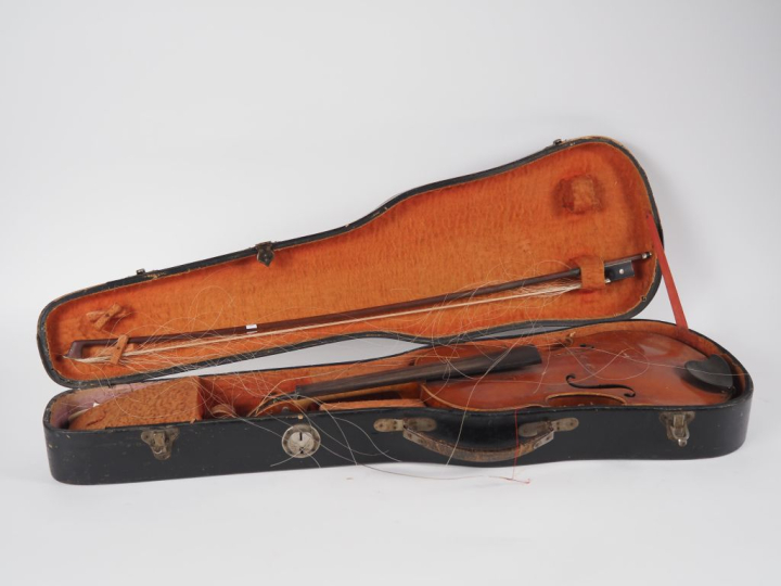 Violon fait en Allemagne portant l'etiquette "Bergonzy". Dim. 359 mm  