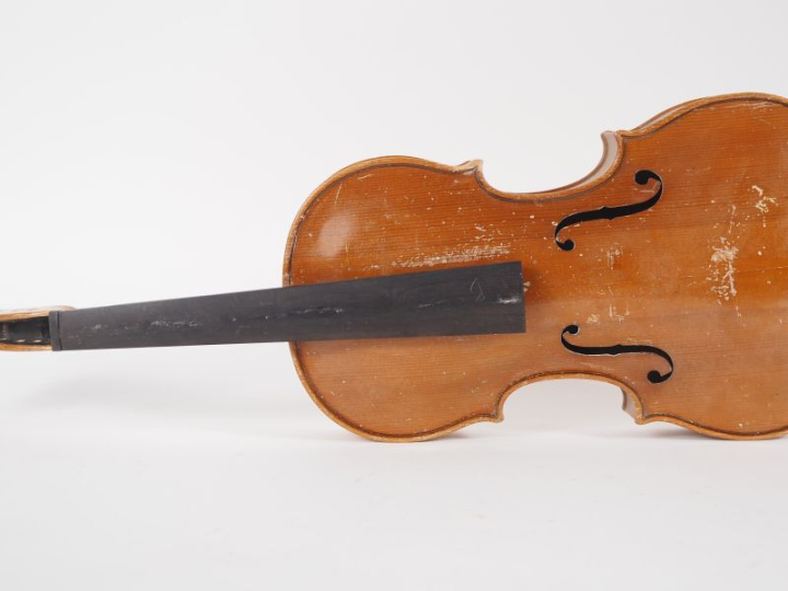 Violon fait en Allemagne vers 1900 portant l'étiquette "CAESAR CASTELL