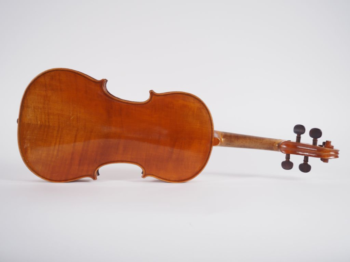 Violon fait à Mirecourt portant l'étiquette Mansuy vers 1930. Dim. 358