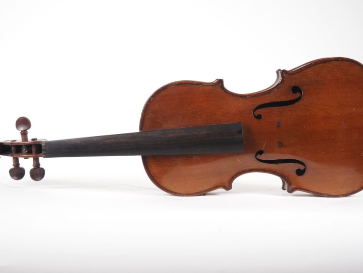 Violon portant l'etiquette "Stefano Scarampella". Dim. 356 mm (à resta