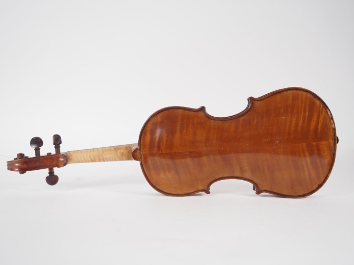Violon portant l'etiquette "Stefano Scarampella". Dim. 356 mm (à resta